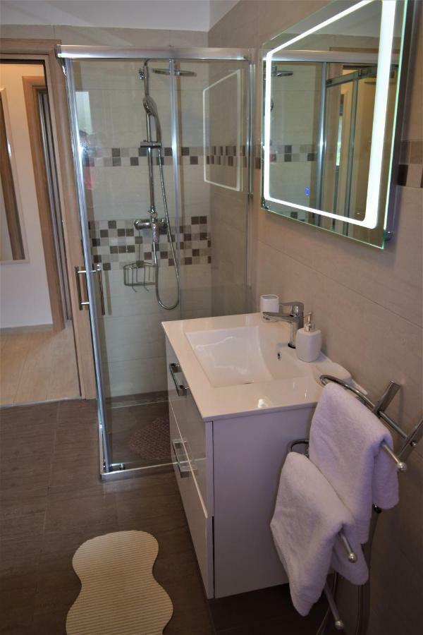 Iris Apartment *